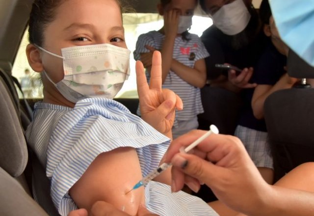 PEQUEÑOS VALIENTES SE VACUNAN Y DAN EL EJEMPLO A GRANDES REACIOS