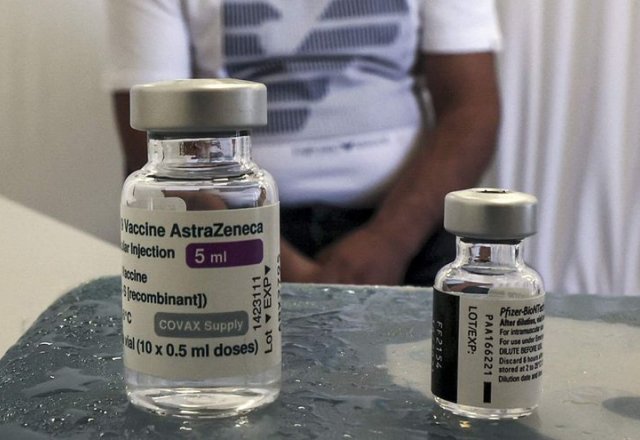 LA EFECTIVIDAD DE LA VACUNA PFIZER DISMINUYE MÁS RÁPIDO QUE LA DE ASTRAZENECA, SEGÚN ESTUDIO