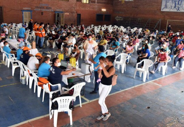 ADULTOS JÓVENES REAVIVAN PLAN DE VACUNACIÓN CON MASIVA AFLUENCIA