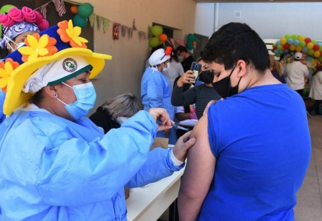 DESDE EL LUNES VACUNARÁN A ADOLESCENTES DE 16 A 17 AÑOS